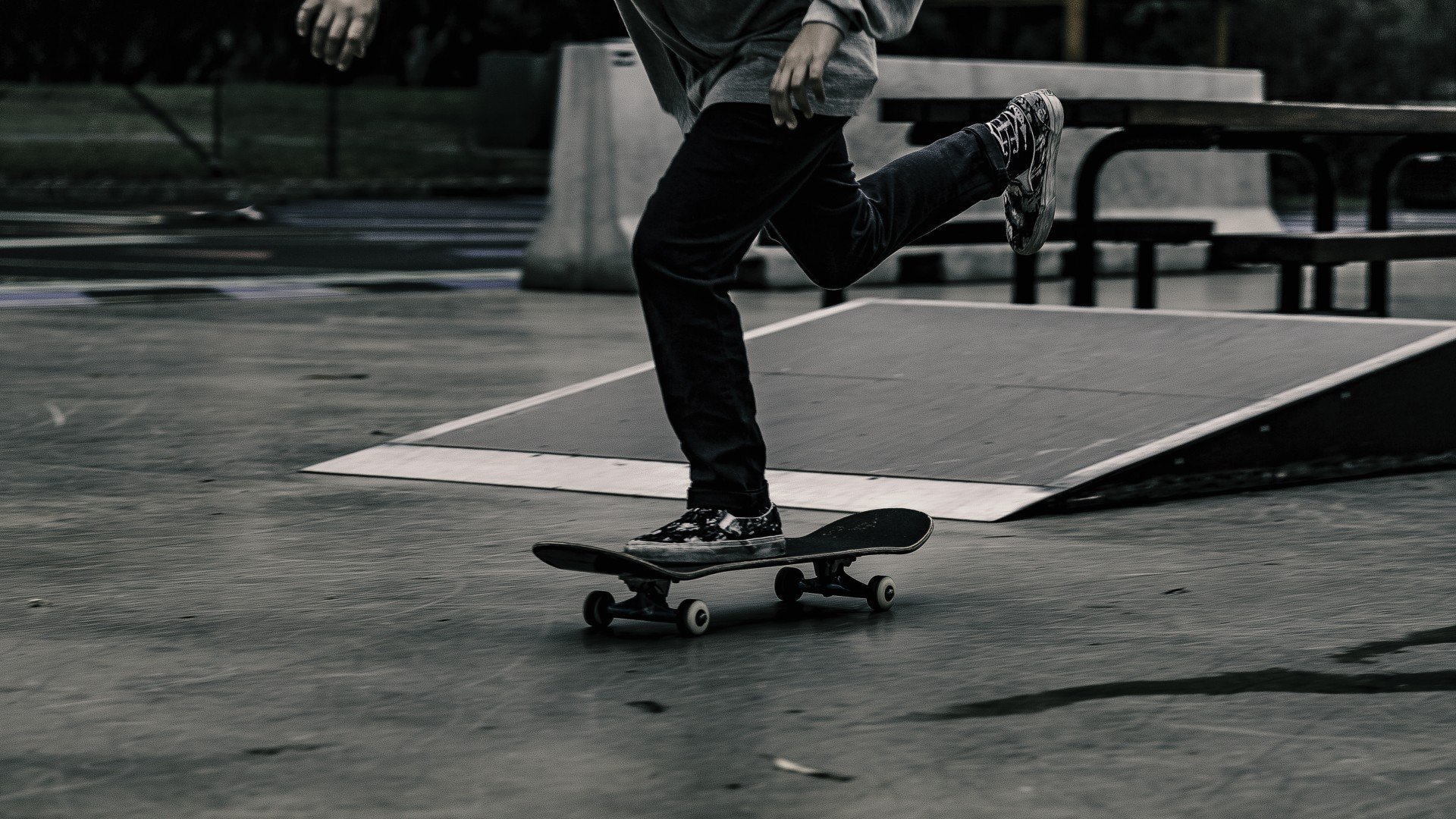 开云官方网站-拜仁狂屠皇马！莱万帽子戏法再现神迹，莫德里奇孤掌难鸣，后防线如筛子碎成渣，莱万戴帽，拜仁血洗皇马，后防崩溃成渣